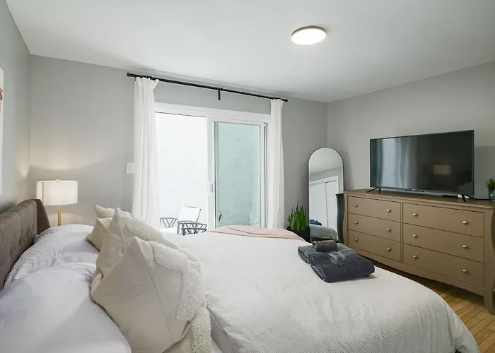 2Br In Heart Of Queen Village - Walk To Everything!